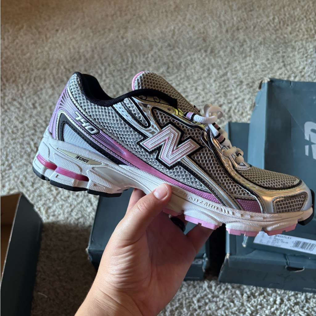 New Balance 740 Pink